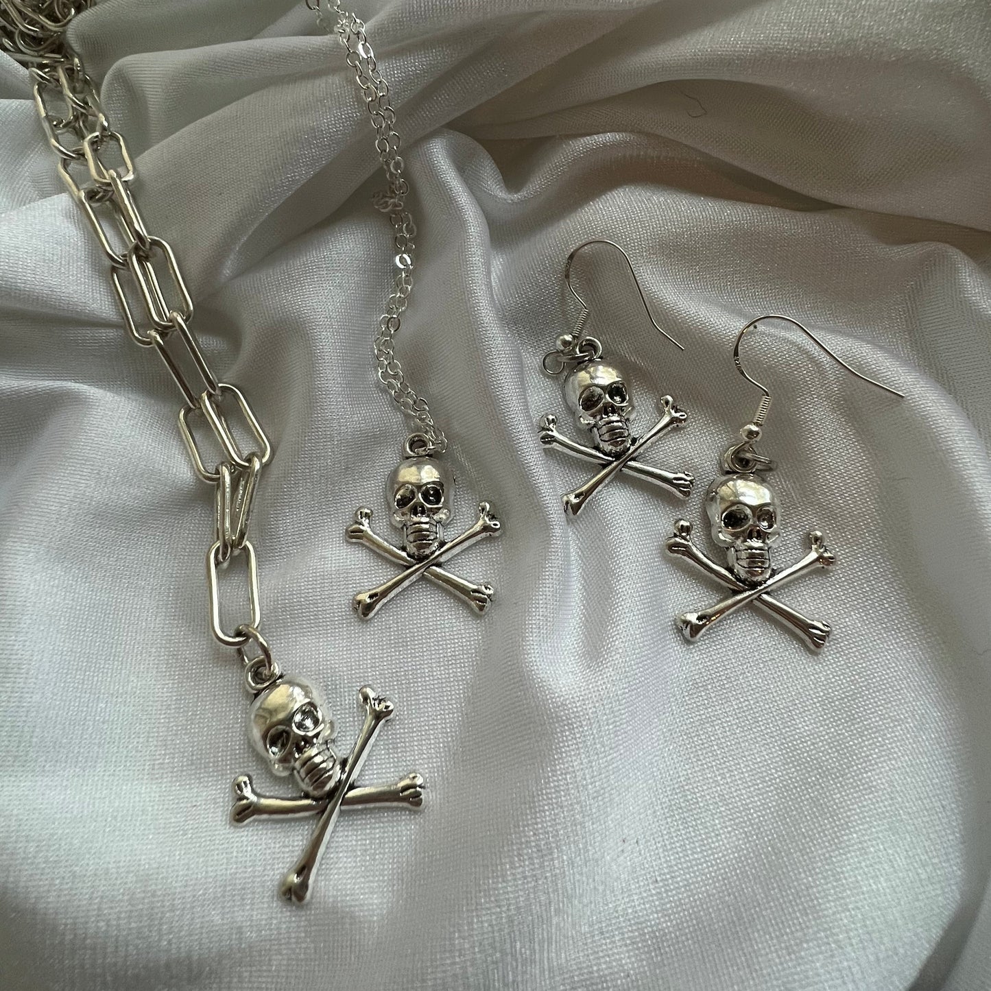 new skull crossbow necklace